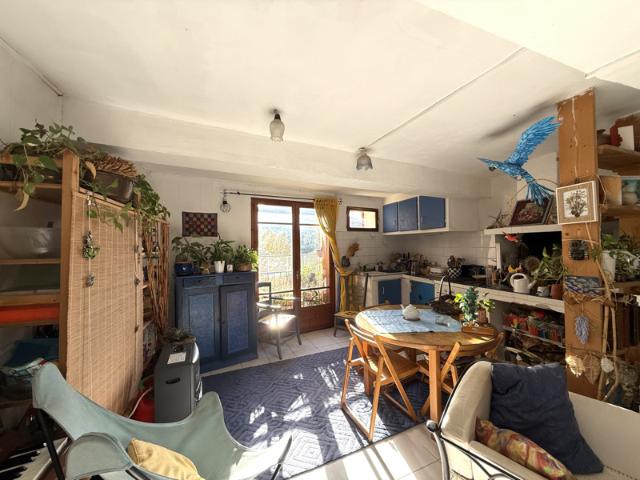 Au coeur du village de Maureillas, maison à rénover avec trav