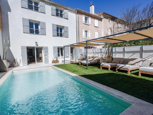 Au coeur du village de Bedoin, maison de ville entièrement r. 205m² Carpentras