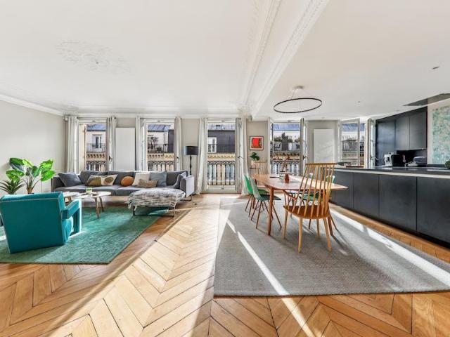Au coeur du quartier de la Madeleine, au 4e étage avec ascen. 150m² Paris 8ème