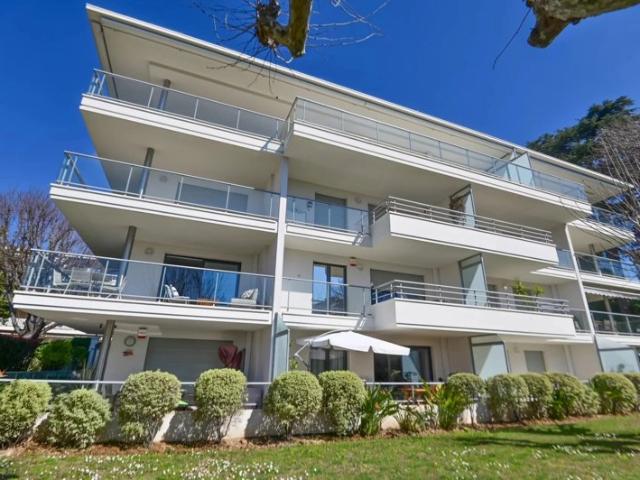 EXCLUSIVITE CANNES Au cœur du quartier résidentiel de Montrose 4p avec terrasse, aperçu mer et double garage. Construction récente. Piscine