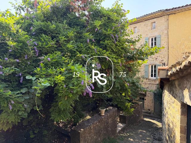 Au coeur d'un village historique, une maison de village en p. 95m² Largentière