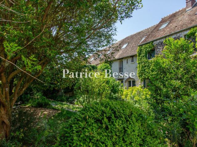 Au coeur d'un village médiéval des Yvelines, une maison avec. 260m² Montchauvet