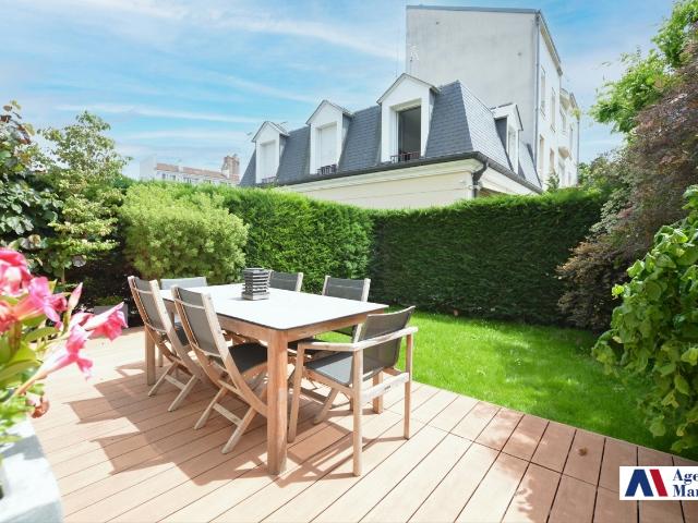 Au fond d’une allée privée, maison en R+2 avec jardin, tersasses et garages