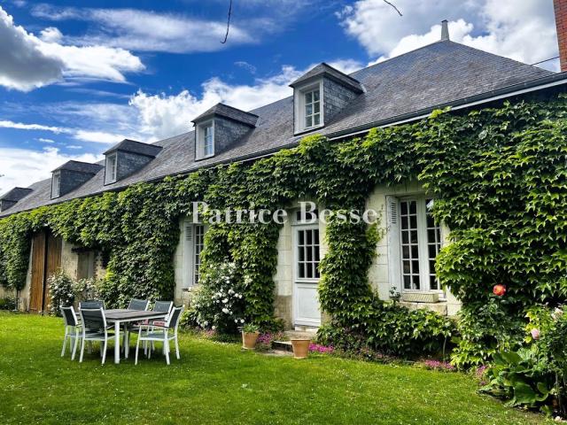 Au nord ouest de Tours, en Gâtine tourangelle, une propriété. 243m² Tours