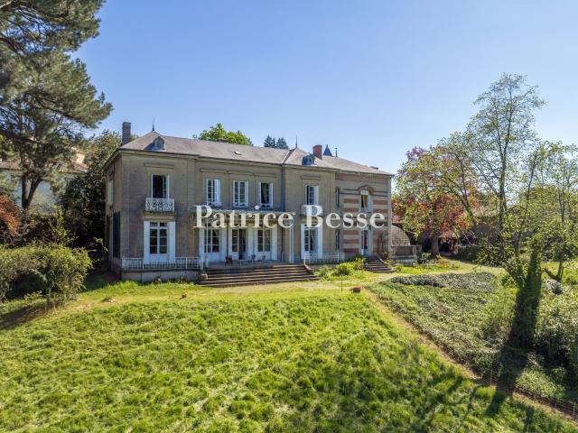 Au nord du massif du Pilat, dans la plaine stéphanoise, une. 610m² L'Etrat