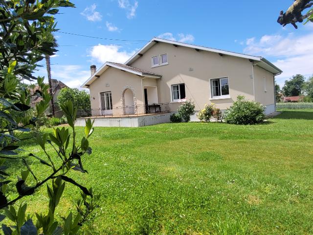 Au nord de Sauvagnon 12Mn, Maison 4 ch / garages et bâtisse de 1800 à rénover sur 2500m2
