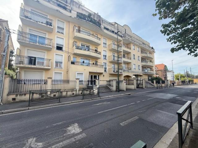 AU PIED DE LA GARE DE CHELLES