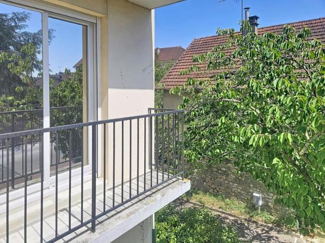 Au pied de la gare de Melun, F3 lumineux avec balcon, parking et cave