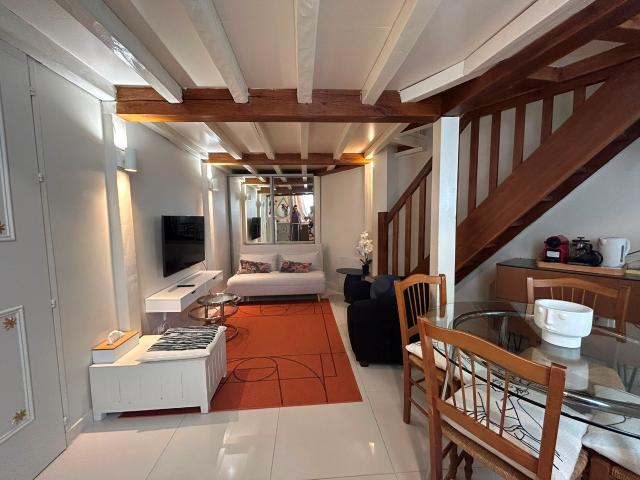 AU PIED DE L'ARC DE TRIOMPHE TRES BEAU 2 PIECES EN DUPLEX IMMEUBLE DE HAUT STANDING 1700€ cc