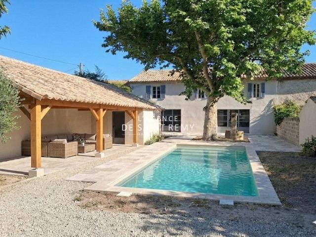 Au pied des Alpilles, dans un charmant hameau au calme, déco. 193m² Saint Rémy de Provence