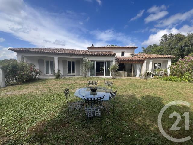 Au Plan de la Tour à environ 6 km du village et à moins de 1. 205m² Le Plan de la Tour