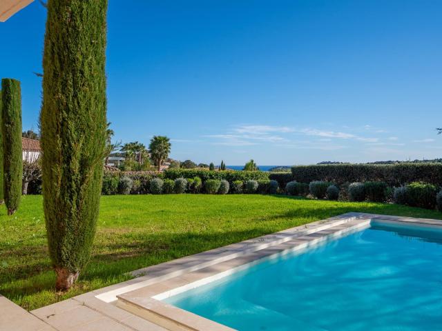 Au sein d'un domaine privé et fermé, à quelques pas de la pl. 300m² Cavalaire sur Mer