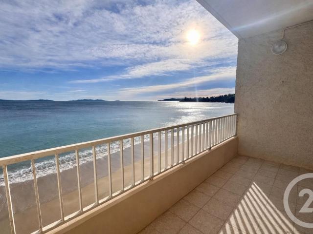 Au sein d'une petite copropriété en bord de mer, composée de. 44m² Le Lavandou