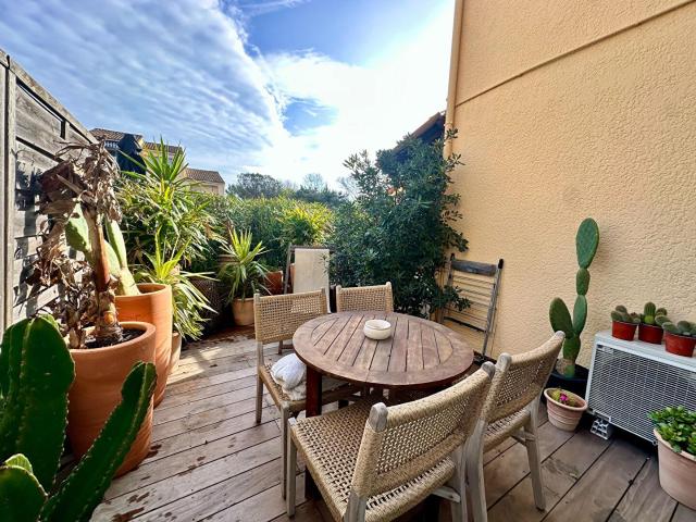 Au sein d'une résidence fermée avec piscine studio de 27 m². 27m² Cogolin