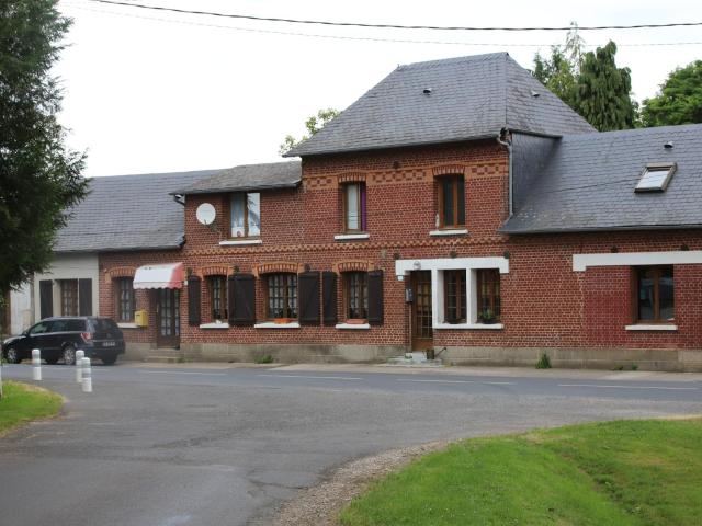 Aumale: Investisseurs, Immeuble composé de 2 appart, 4 studios. Bon rendement