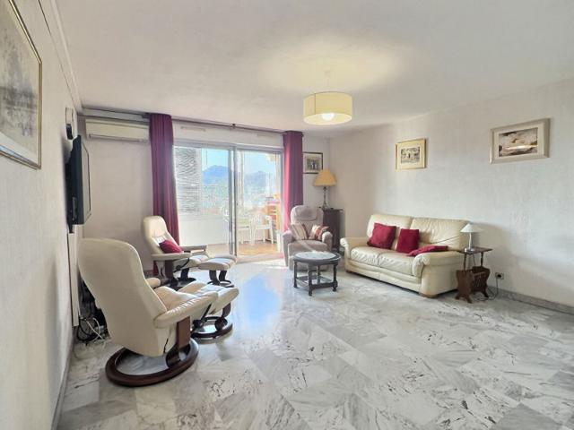 Aubagne centre ville Résidence Le Voltaire Appartement T4 100 m2 avec 2 loggias et place de parking sous sol