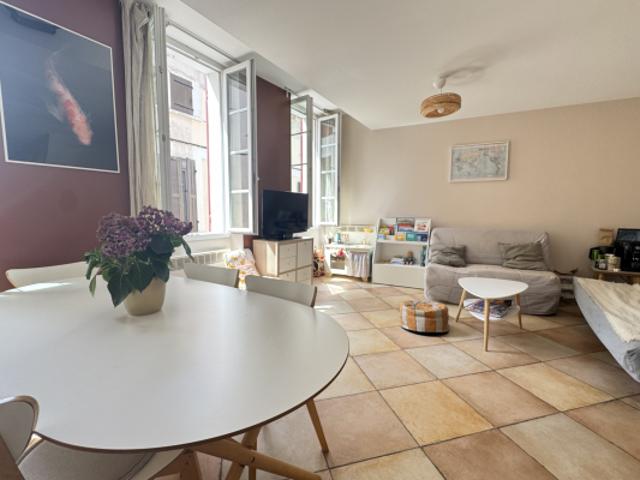 Aubagne Coeur de ville appartement de type 2 avec cave et ga