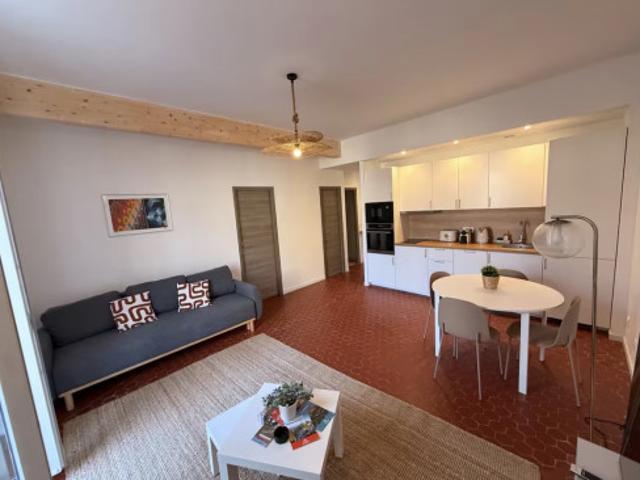 Aubagne hypercentre – T2 meublé rénové 43 m² – 895 € CC