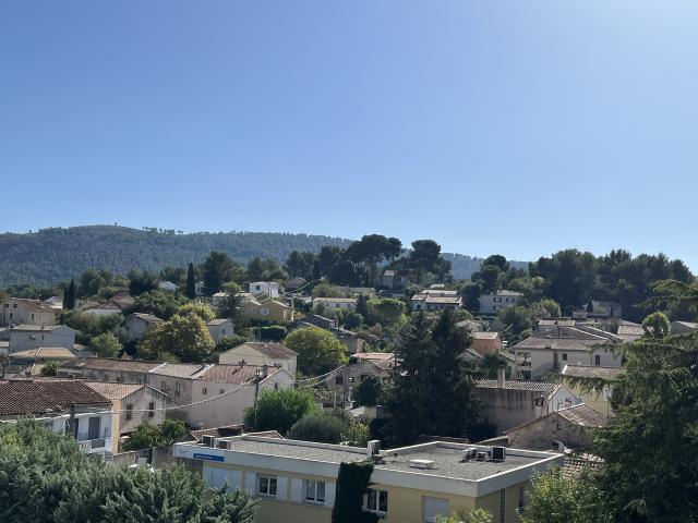 AUBAGNE LE MERMOZ Appartement de type 3 lumineux comprenant grand séjour, balcon, cuisine.