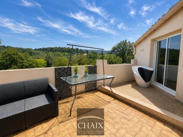 Aubagne Résidence Les Arpèges: un superbe appartement T4 entièrement rénové, lumineux et prêt à vivre !