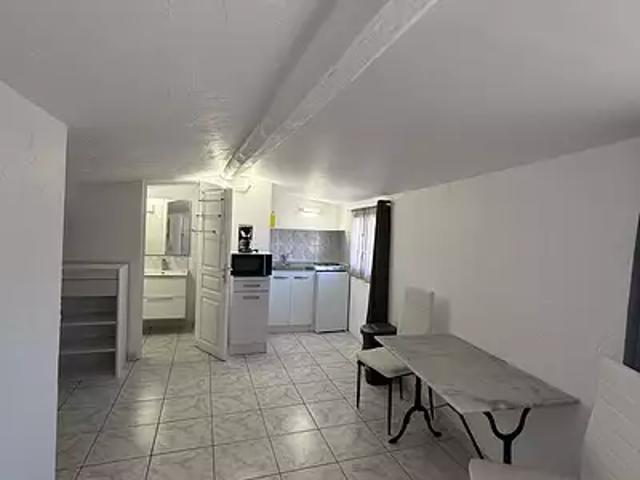 Aubagne 13400 Location appartement 1 pièce t1 au dernier étage