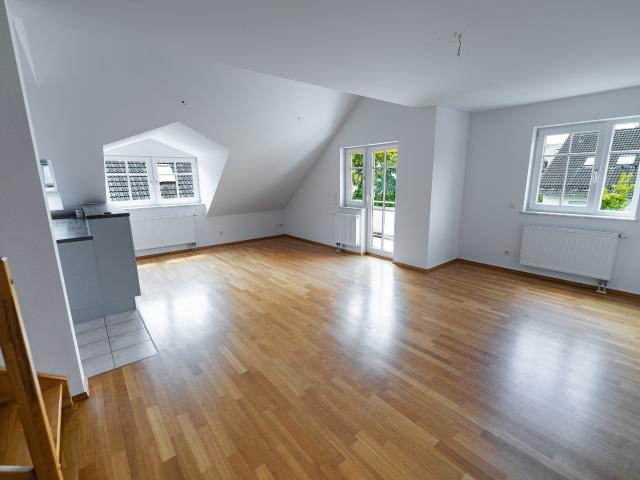 Aubing: Helle, moderne 3 Zimmer Wohnung, Galerie, EBK und West Balkon – Jetzt einziehen!