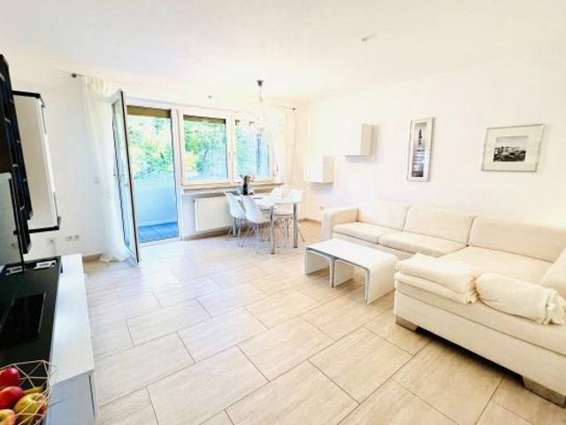 Auch für Münchenpendler! Exklusiv möblierte 3 ZKB mit Wanne u. verglaster Loggia in Augsburg!