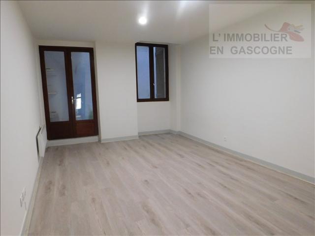 AUCH, Quartier Cathédrale, à 5 mn de l'IUT, venez découvrir de studio de 29m² avec sa cuisine aménag Auch 32000
