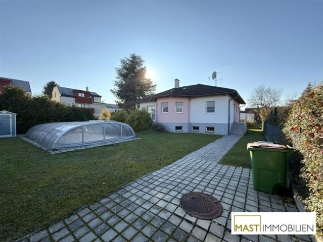 Auf der Suche nach Ihrem Zuhause Optimal aufgeteiltes Bungalow mit Wohnkeller und inkl. Pool in ausgezeichneter Lage