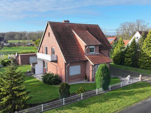 Auf einem ca. 2.600 m² Grundstück in schöner, ruhiger Lage befindet sich dieses 1 2 Familienhaus.