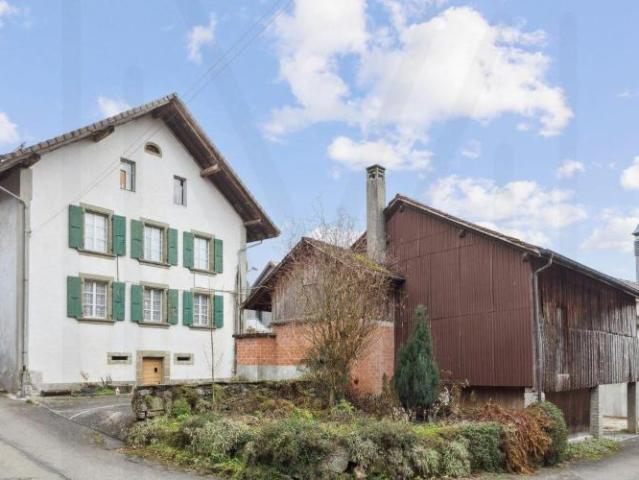 Auf zwei Parzellen mit insgesamt 534 m² befinden sich drei komplett zu renovierende Gebäude, die ein erhebliches Umbaupotenzial bieten