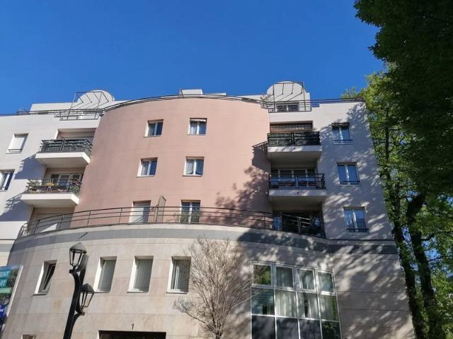 AULNAY SOUS BOIS CENTRE GARE T3 77 M² AVEC PLACE DE PARKING ET CAVE