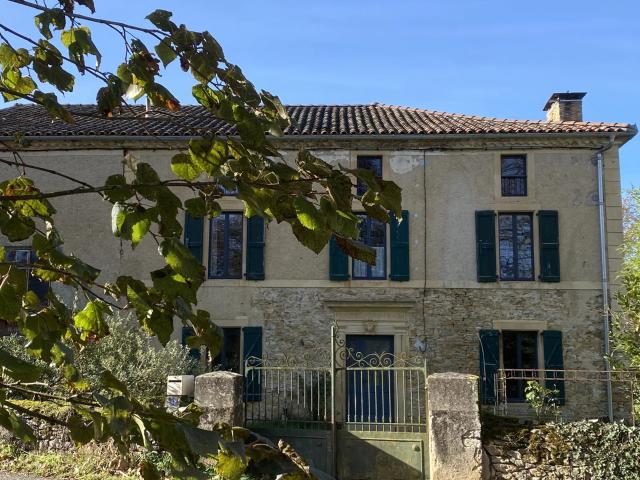 Aulon, Authentique maison de 118 m², dépendances, 1 421 m². 118m² Aulon
