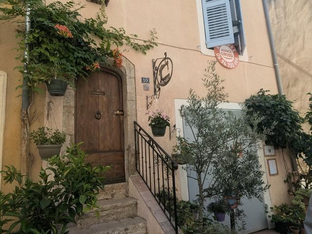 Aups, charmante maison de village avec atelier. 99m² Aups