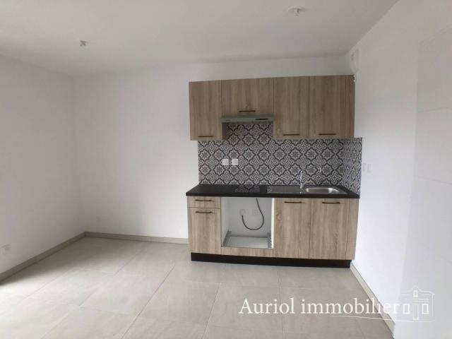 AURIOL Studio avec terrasse et parking