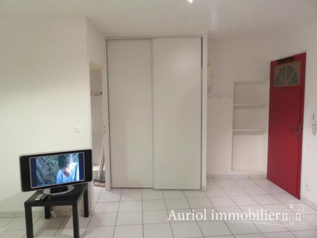 AURIOL Studio de 26 m2 au 1er étage vendu locataire en place