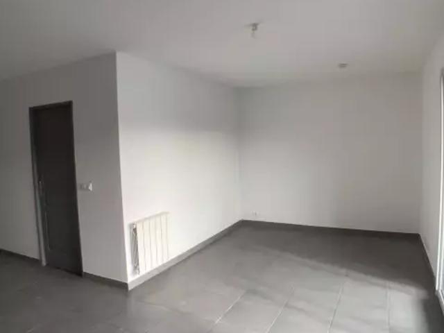 AURIOL T2 avec terrasse et parking
