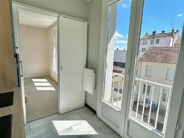 Aurillac 15000 Location appartement 1 pièce t1 au dernier étage cave