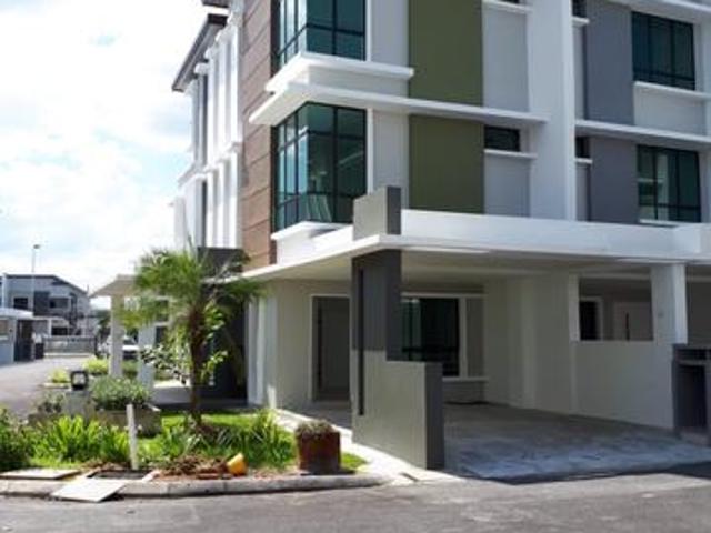 AURORA HEIGHTS CORNER 3 STOREY House GATED GUARDED