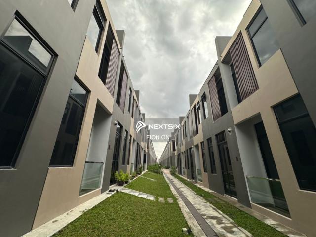 Aurora Sentral Resort Villa 豪华别墅式双层排楼* *虽然原装单位但是屋主做好了water proof, heater tank, solar panel, water filter还有free interior design drawing