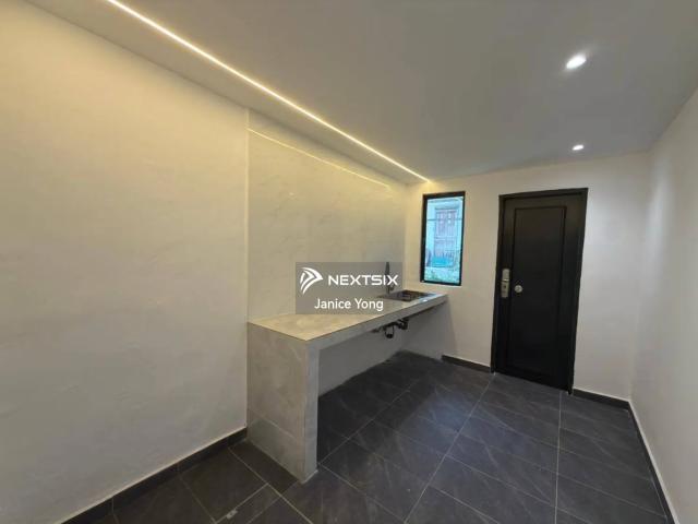 Aurora Sentral Resort Villa 豪华别墅式双层排楼 屋主做好了water proof, heater tank, solar panel, water filter还有free interior design drawing 24×75sqft【4+1房5厕】保安区