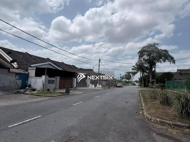 Austin suites Blk A Middle floor 2bed 2bath 906 Sqft NorthEast Fully furnished Rm 380 Per mth maintenance fee 2 Car park lot SELLING PRICE: Rm430k BV Rm450k The Pillars Group The Roof Realty