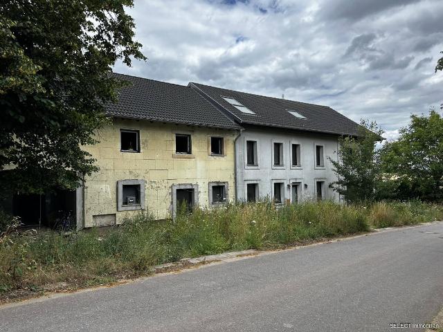 Aus Bankverwertung: Teilrenovierter, umgebauter Landhof mit Haupthaus und Nebengebäude mit drei Wohnungen und großem Grundstück