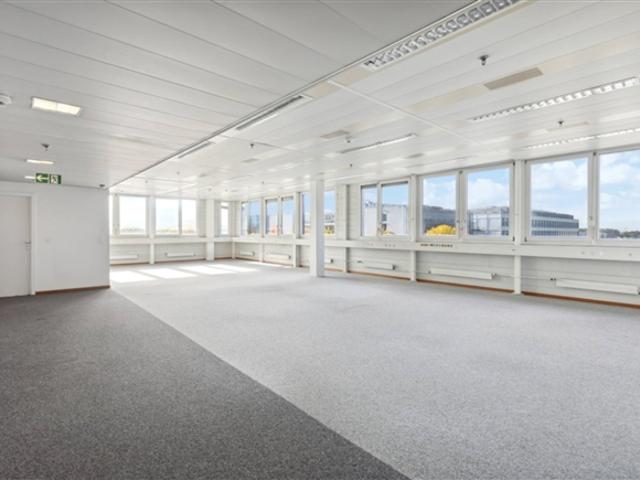 Ausgestattete Büros mit 886 m² im 4. Stock