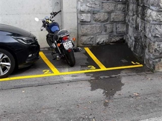 Außenparkplatz für Motorräder im Zentrum von Lausanne