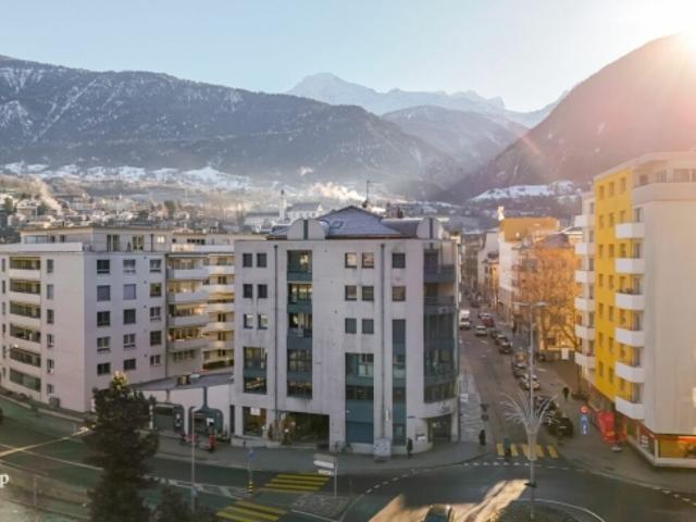 Äussert zentral gelegene Wohnung mit zwei Balkonen und grosszügigem Lichteinfall