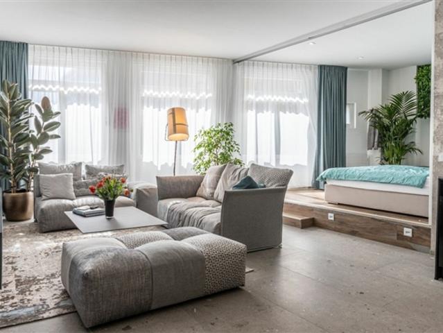 Außergewöhnlich möbliertes Loft