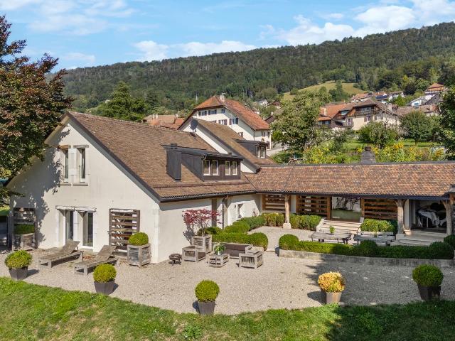 Außergewöhnlich renoviertes Anwesen mit weitläufigem Garten und Seeblick