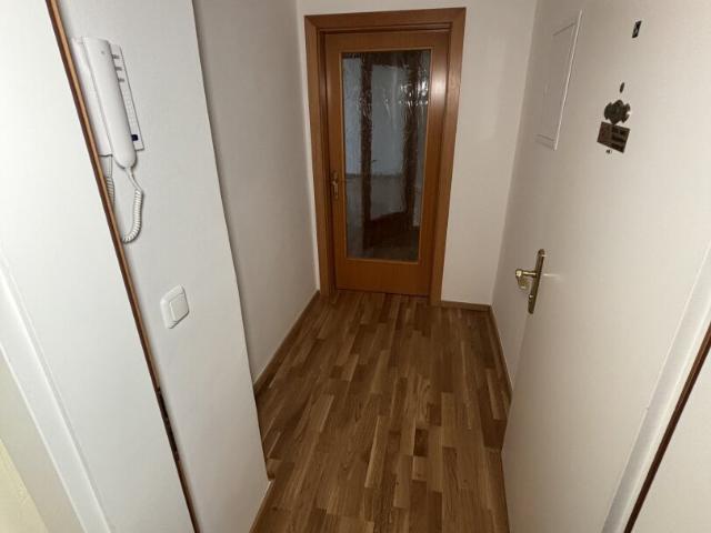 lichtdurchflutete räume und durchdachte raumaufteilung: teilsanierte 4 zimmer familienwohnung in steyr münichholz! ruhige grünlage, weitblick und attraktiver preis inklusive