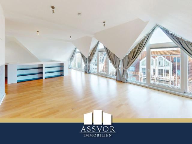 Außergewöhnliche 3 Zimmer Wohnung + Galerie und TG Stellplatz im Herzen von Kaiserswerth!